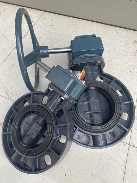 Van bướm nhựa 16 Van-buom-nhua