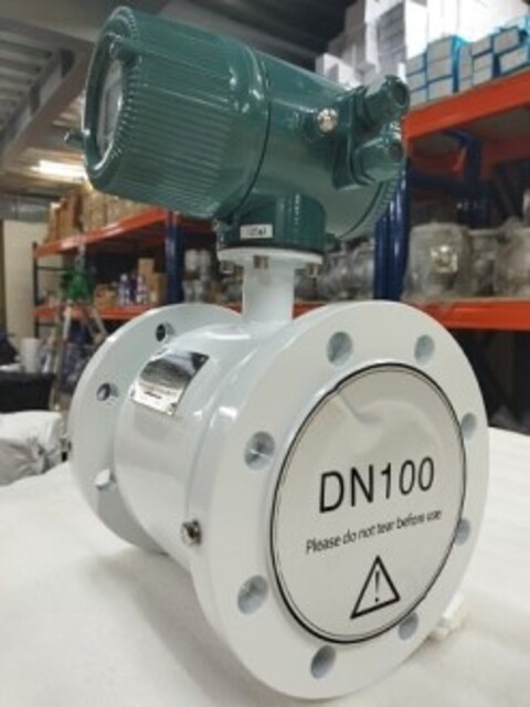 nen-mua-dong-ho-nuoc-co-hay-dien-tu