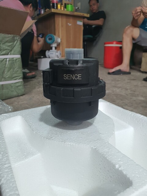 đồng hồ đo lưu lượng chân đứng sence