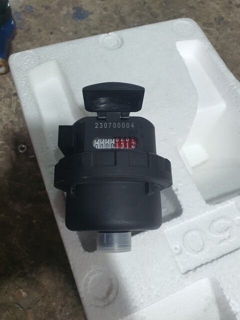 dong-ho-do-luu-luong-than-dung-sence-than-nhua