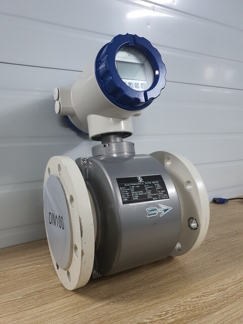 Đồng hồ đo nước thải sence 12 dong ho sencee 1