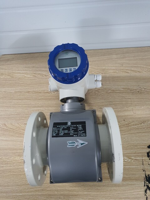 dong-ho-nuoc-sach-chan-ngang-sence